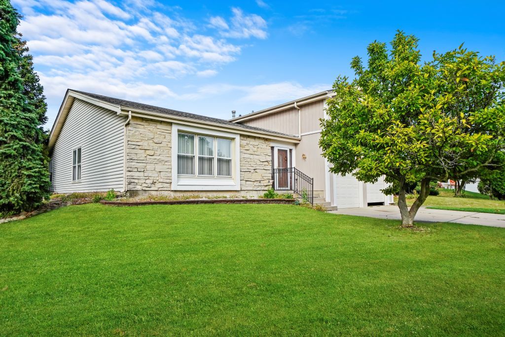 2nd image of 304 Sutherland Ln, Bloomingdale, IL 60108 | MLS# 12716865