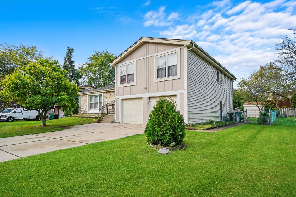 1st image of 304 Sutherland Ln, Bloomingdale, IL 60108 | MLS# 12716865