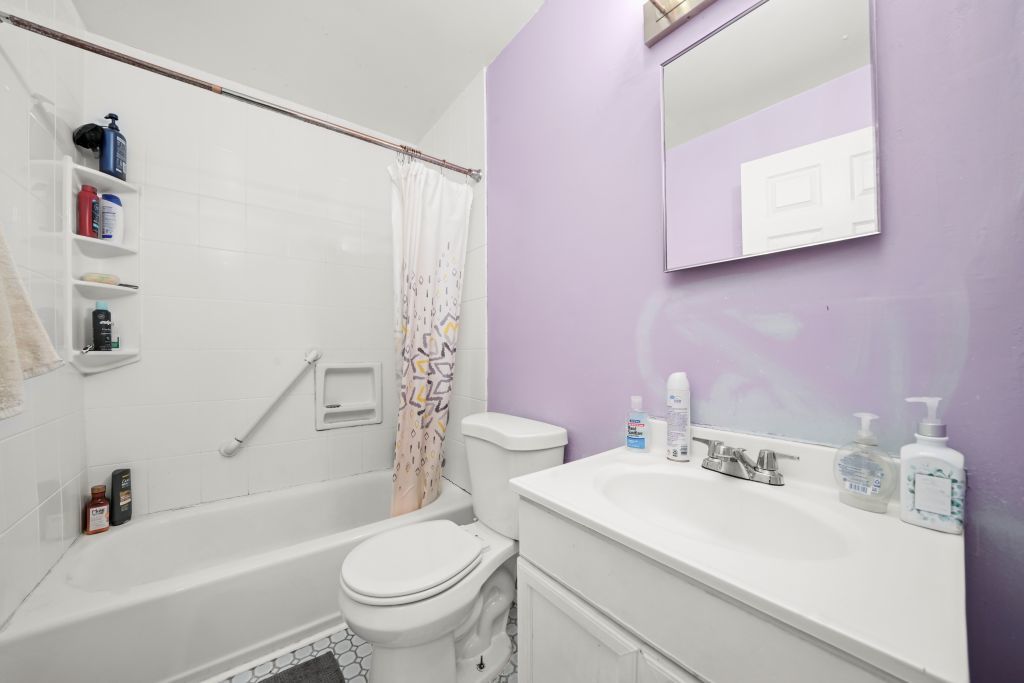 5th image of 304 Sutherland Ln, Bloomingdale, IL 60108 | MLS# 12716865