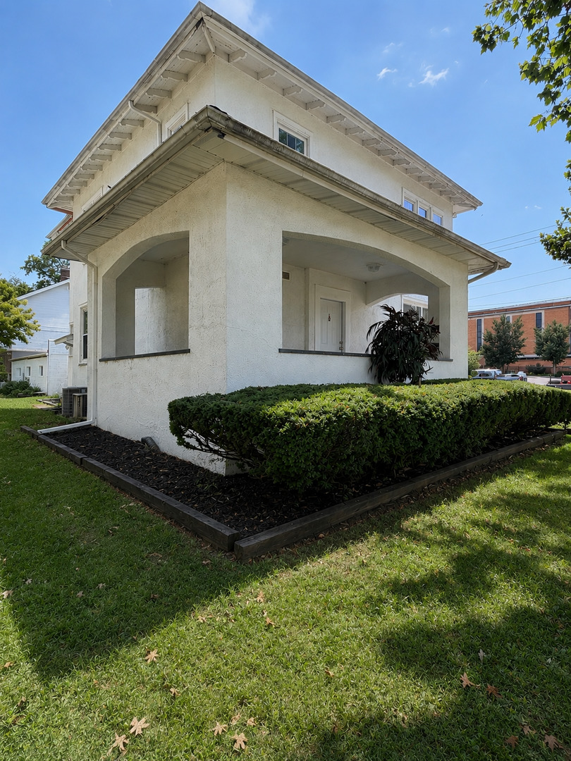 2nd image of 601 E Washington St, Bloomington, IL 61701 | MLS# 12716907