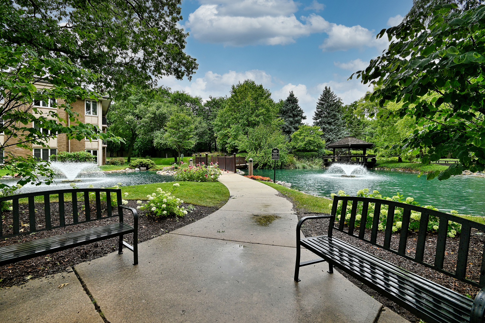 2nd image of 1 Oak Brk Clb Dr, Oak Brook, IL 60523