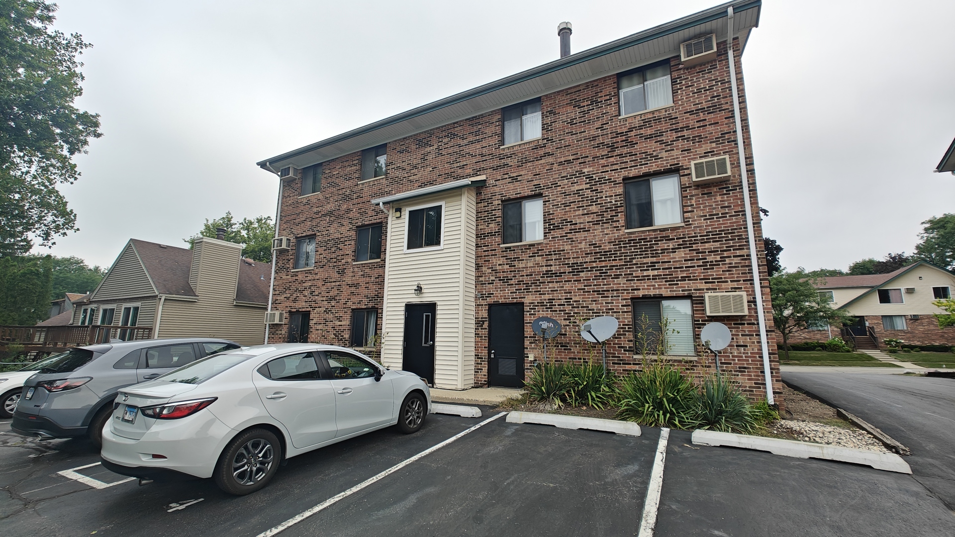 2nd image of 2713 Northcreek Dr, Woodridge, IL 60517