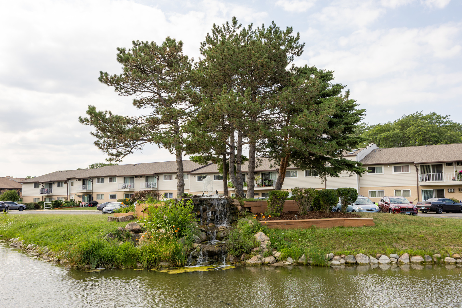 2nd image of 880 E Old Willow Rd, Prospect Heights, IL 60070