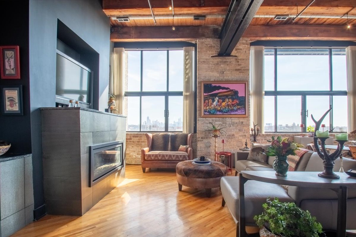 3rd image of 2614 N Clybourn Ave, Chicago, IL 60614