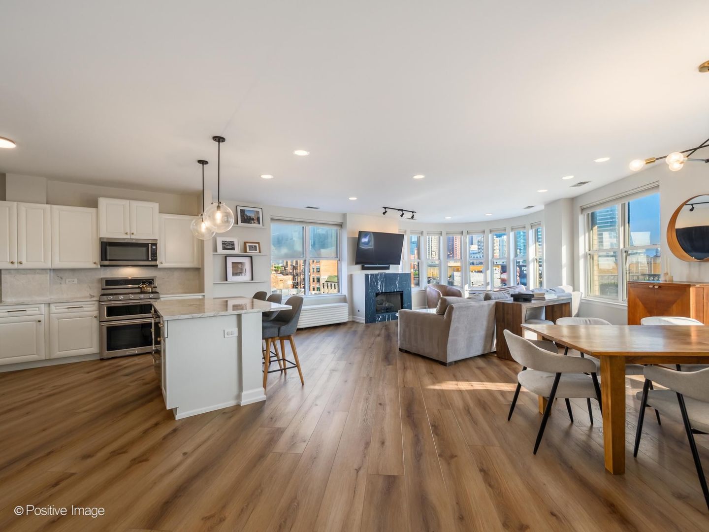 2nd image of 520 N Halsted St, Chicago, IL 60642