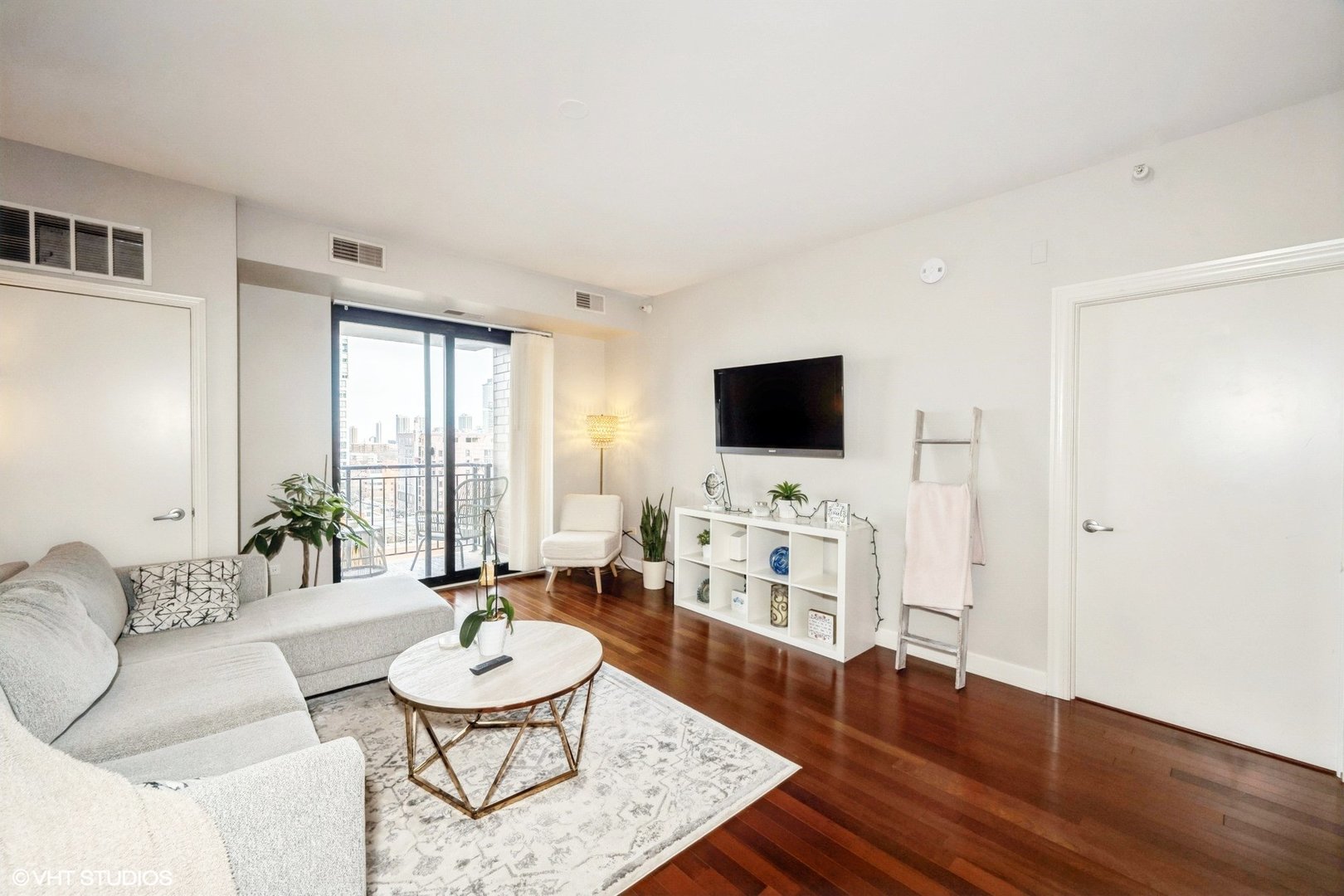 4th image of 451 W Huron St, Chicago, IL 60654