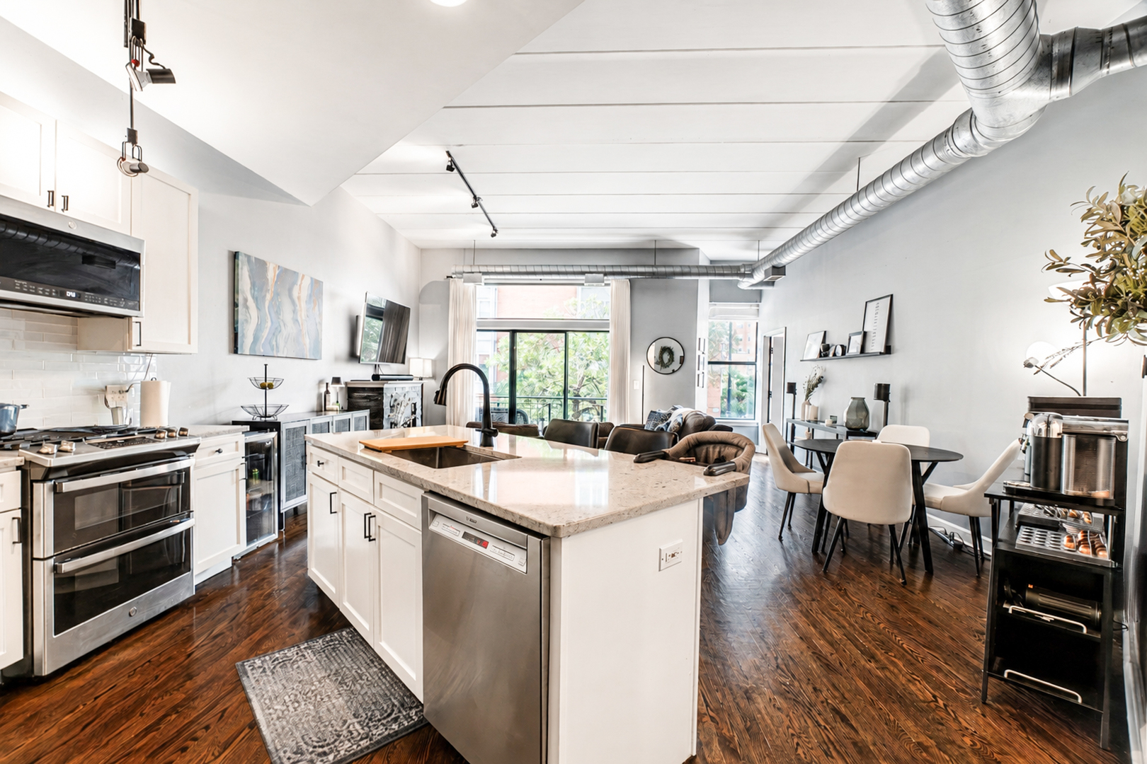3rd image of 936 W Madison St, Chicago, IL 60607