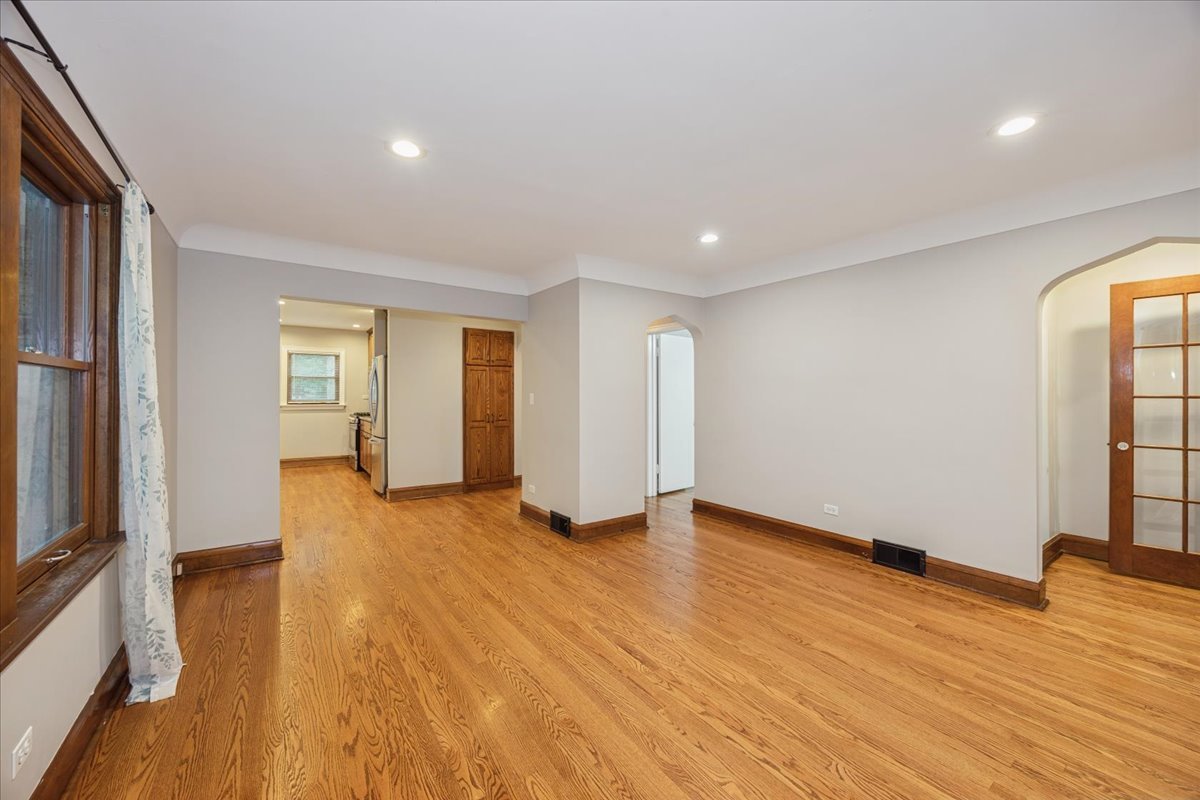 5th image of 9048 Maple Ave, Burr Ridge, IL 60527 | MLS# 12717735