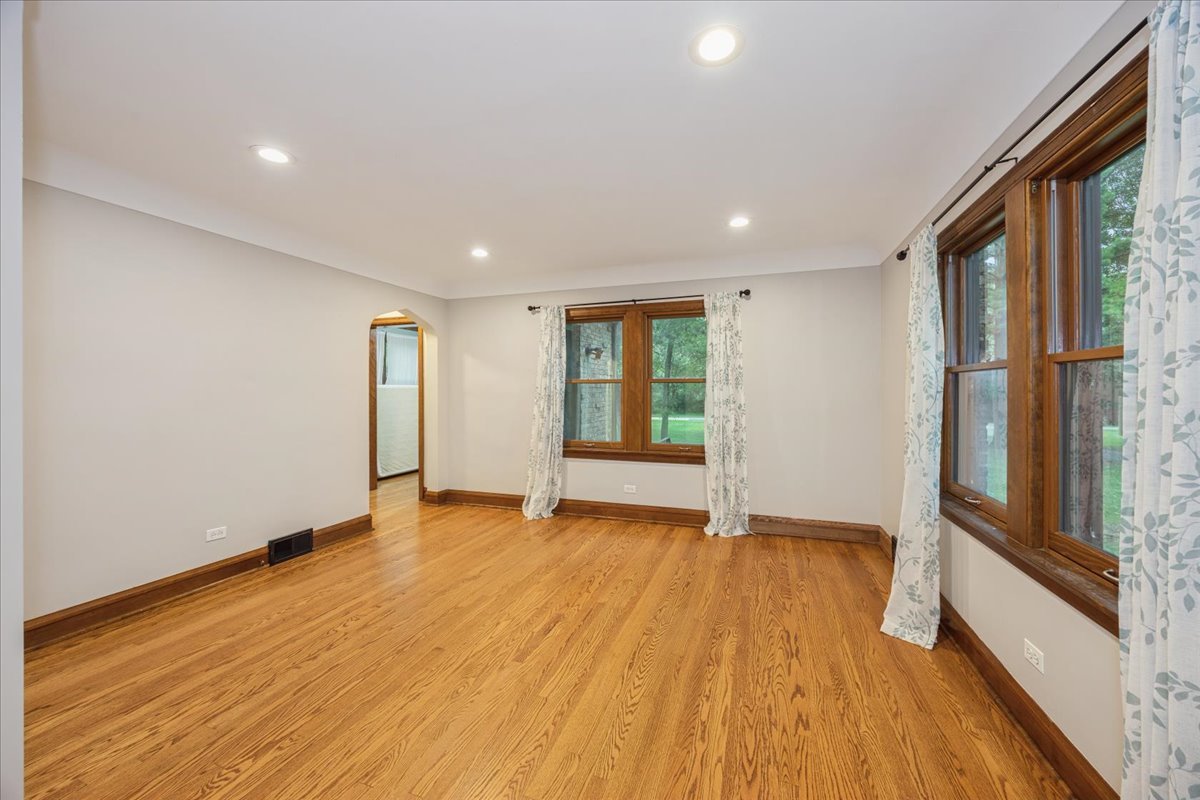 4th image of 9048 Maple Ave, Burr Ridge, IL 60527 | MLS# 12717735
