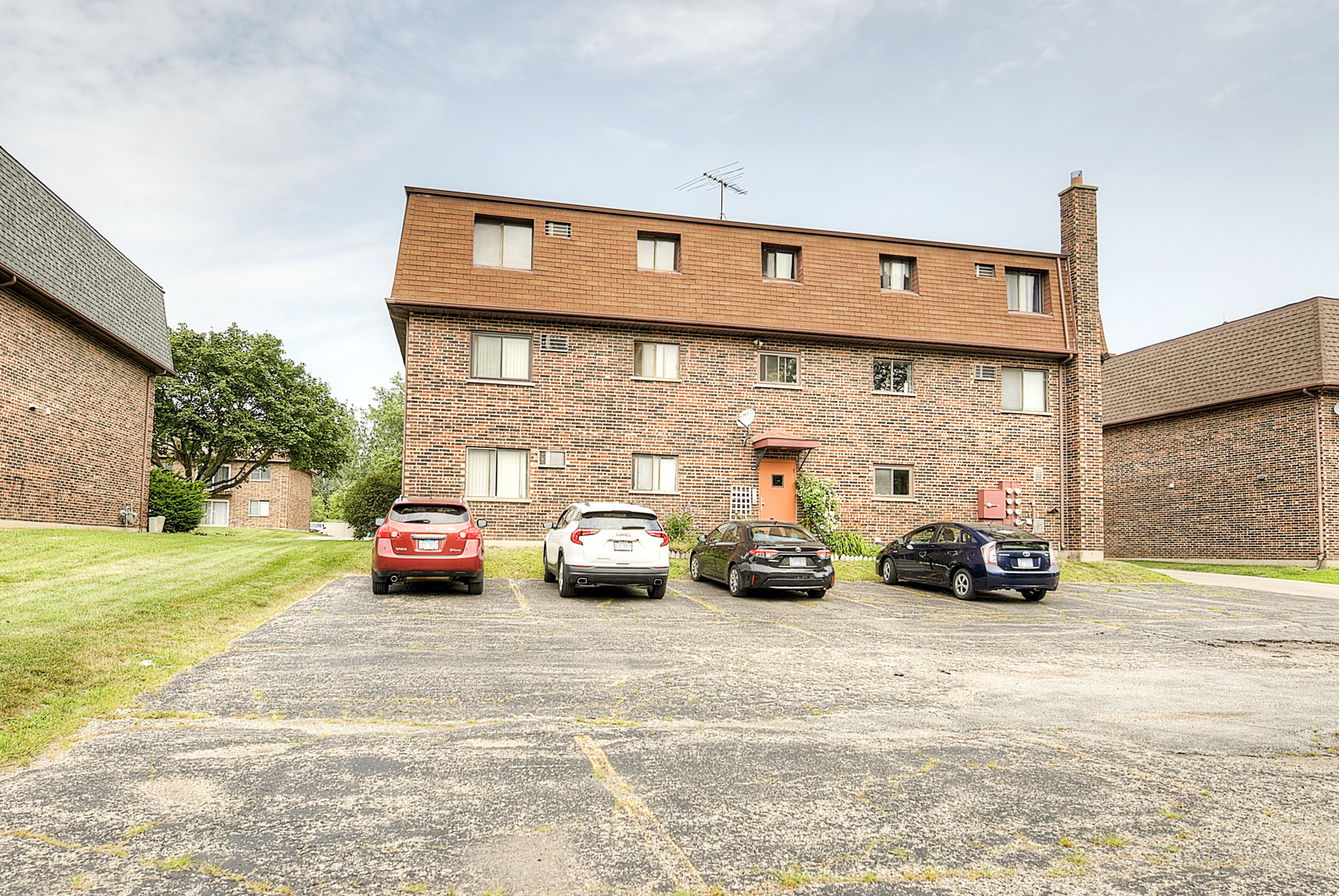 2nd image of 1212 Whispering Hls Ct, Naperville, IL 60540