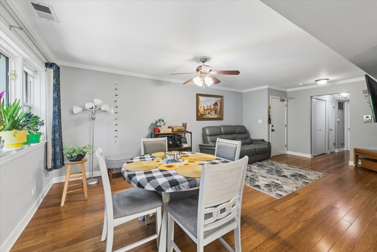 2nd image of 710 Oakton St, Evanston, IL 60202