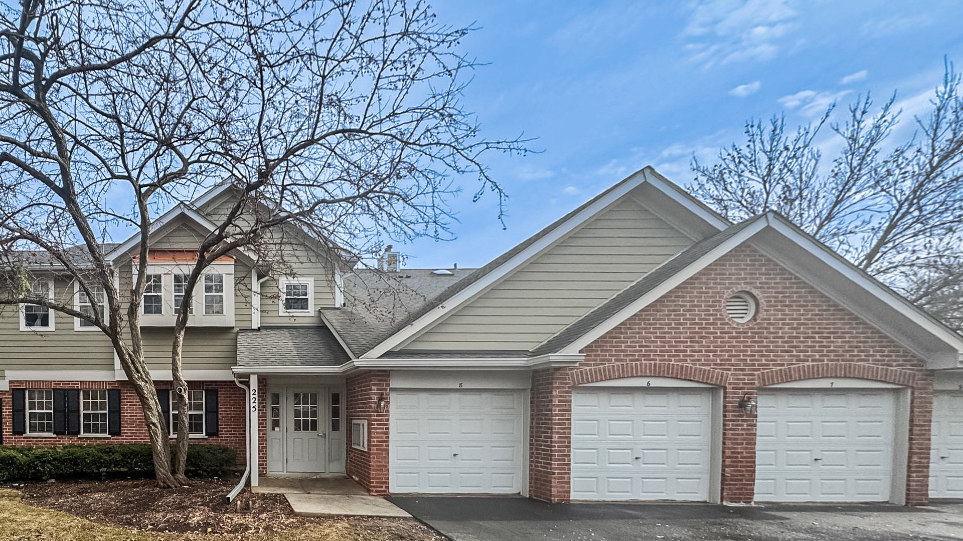 Homes for sale in Schaumburg, IL | 225 Columbia Ct #6, Schaumburg, IL 60193 | MLS# 12717935