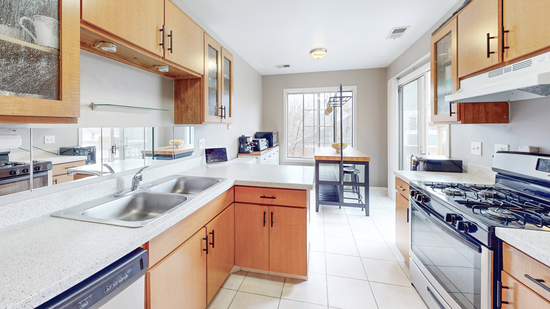 2nd image of 225 Columbia Ct #6, Schaumburg, IL 60193 | MLS# 12717935