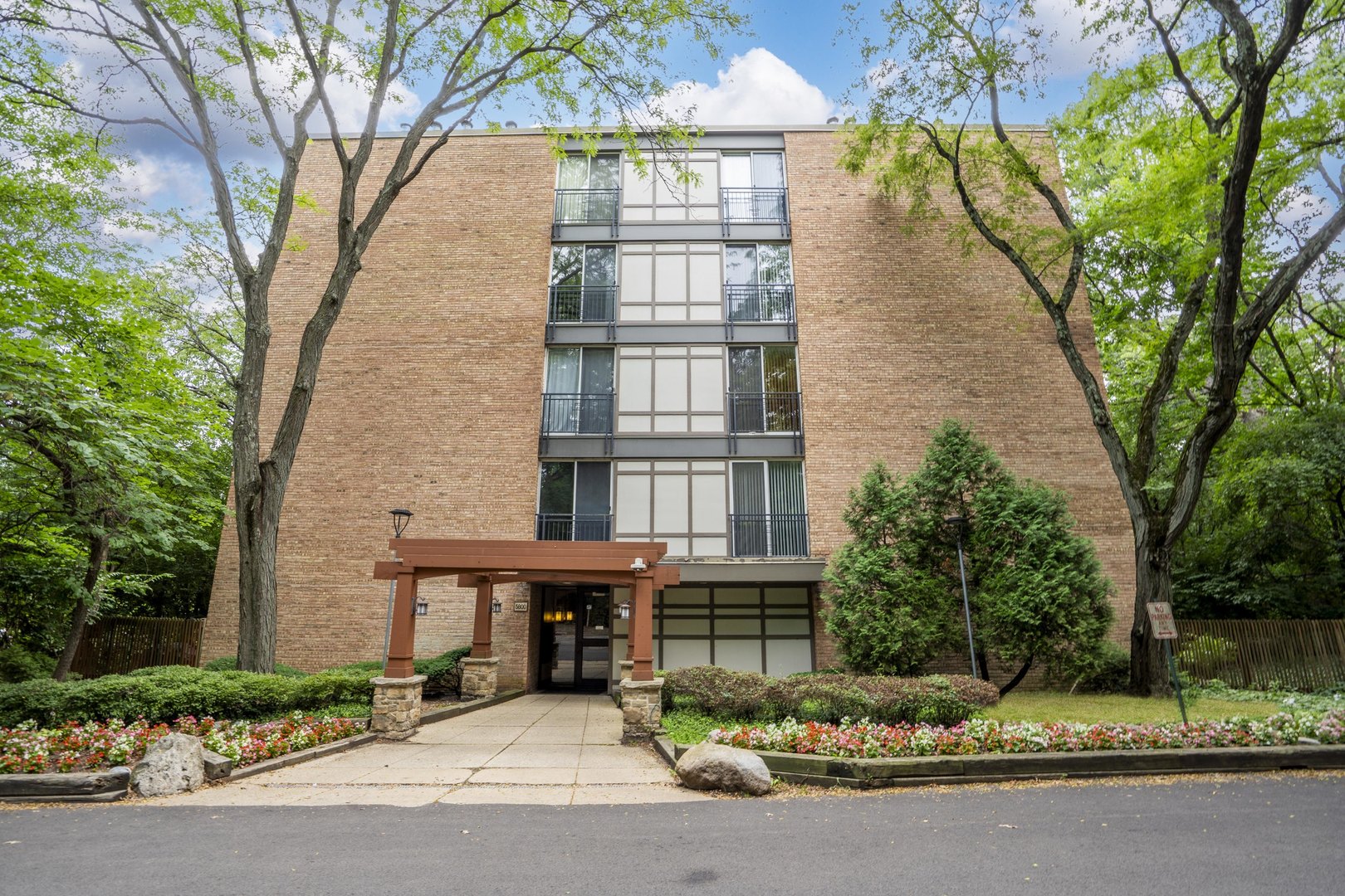 Homes for sale in Lisle, IL | 5800 Oakwood Dr #1B, Lisle, IL 60532 | MLS# 12717936