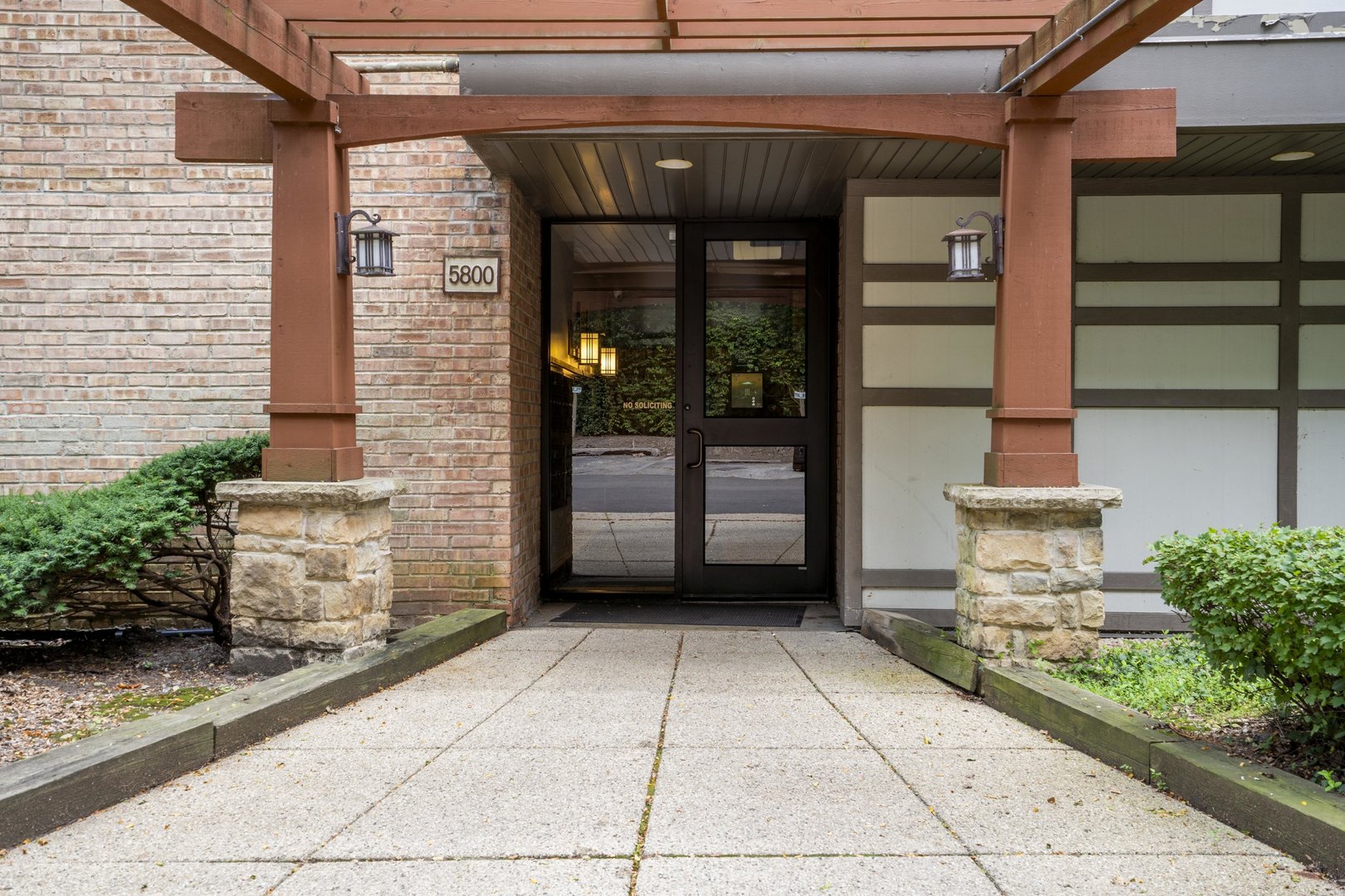 3rd image of 5800 Oakwood Dr #1B, Lisle, IL 60532 | MLS# 12717936