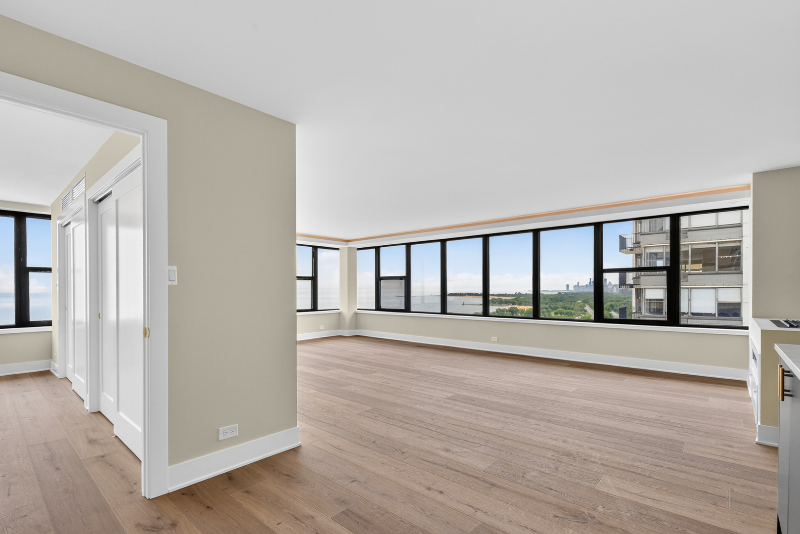 3rd image of 5801 N Sheridan Rd, Chicago, IL 60660