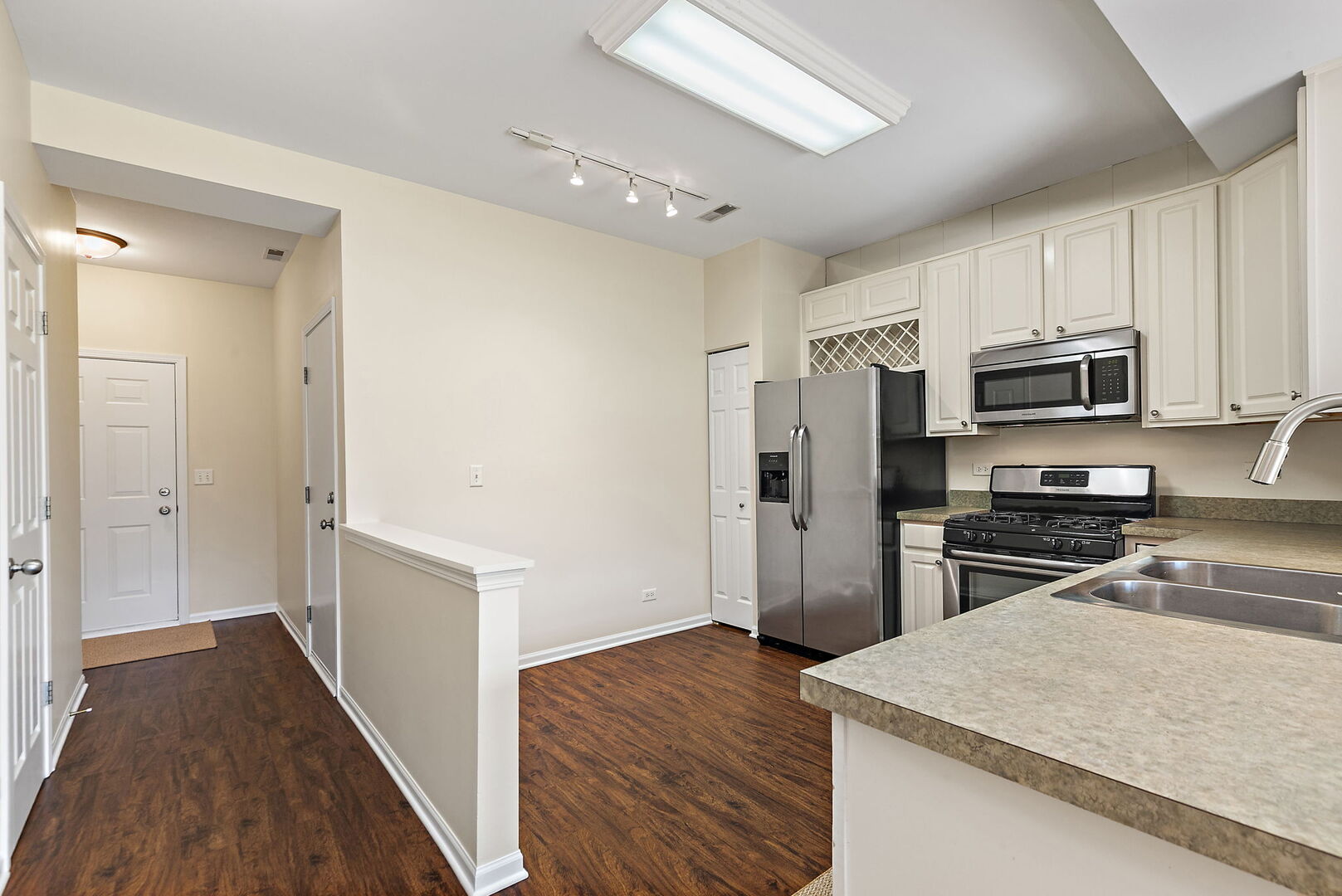 4th image of 2308 Flagstone Ln #4, Carpentersville, IL 60110 | MLS# 12718237