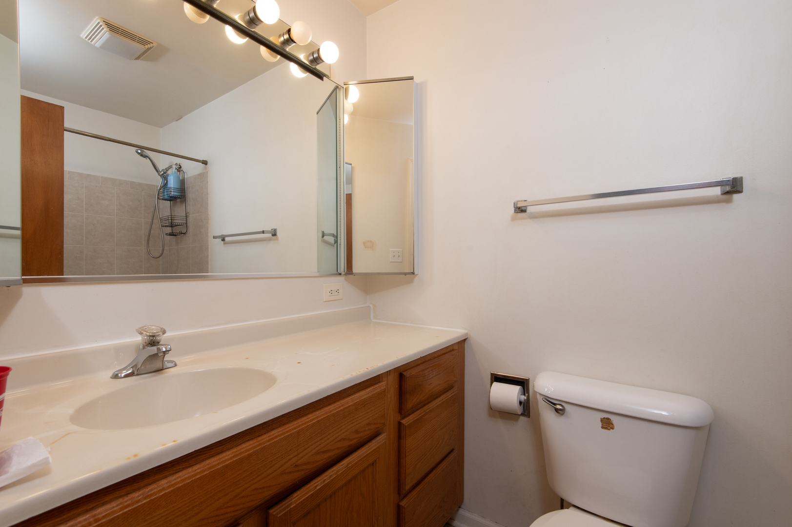 2nd image of 1380 N Gln Cir, Aurora, IL 60506