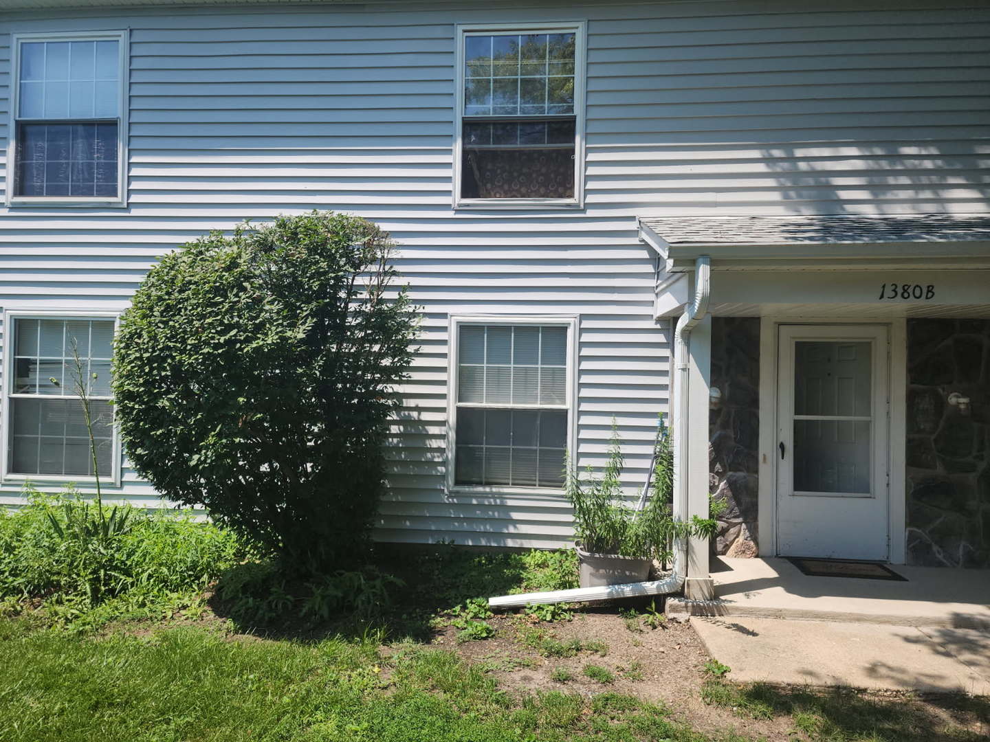 3rd image of 1380 N Gln Cir, Aurora, IL 60506