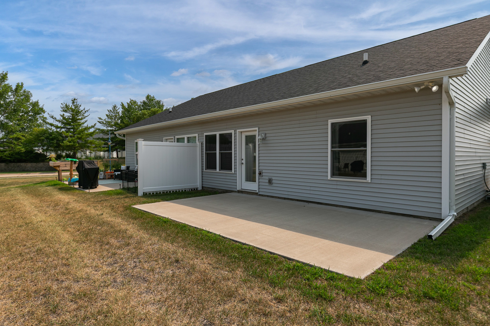 2nd image of 109 Beacon Harbor Cir, East Moline, IL 61244
