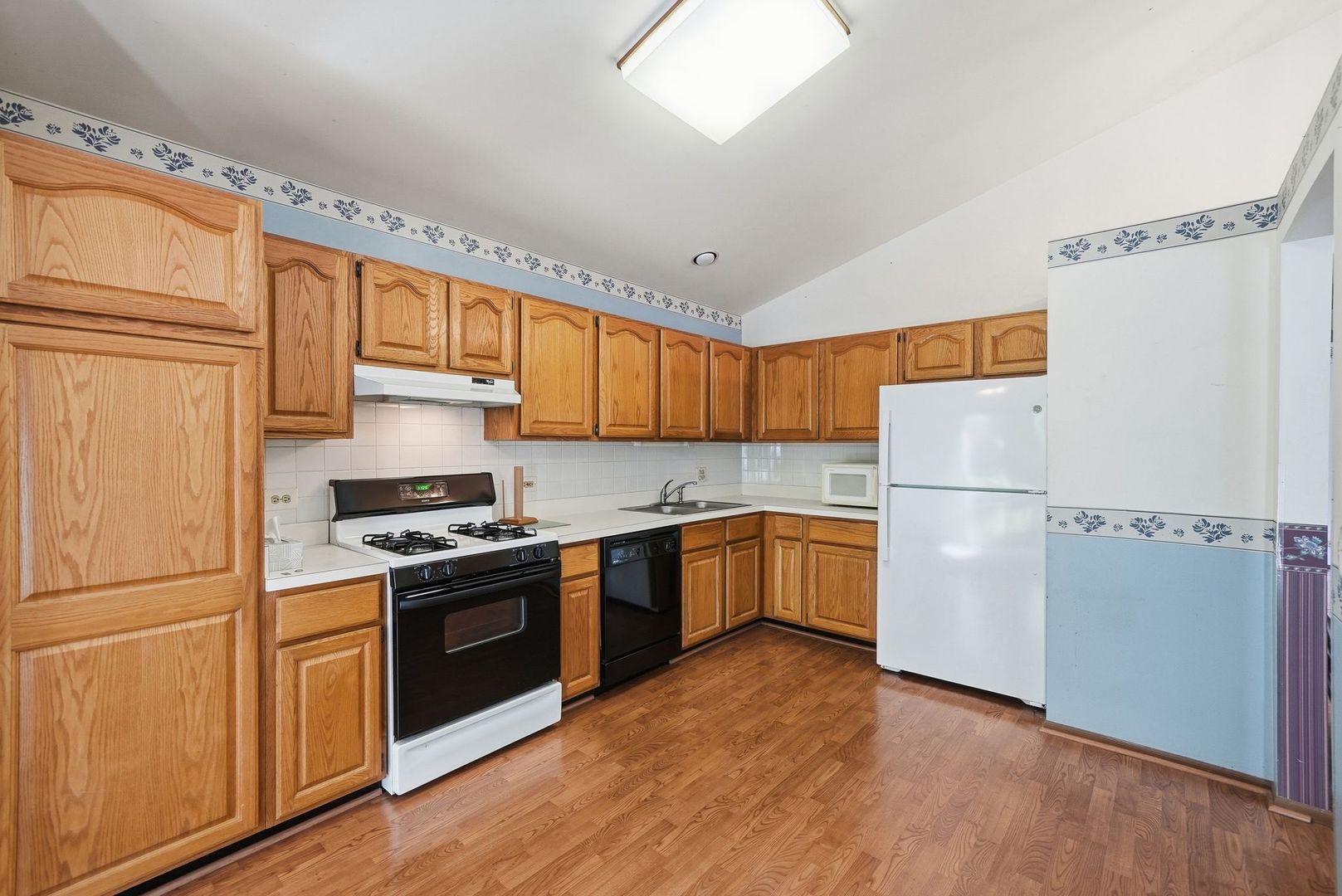 5th image of 864 N Shady Oaks Dr, Elgin, IL 60120