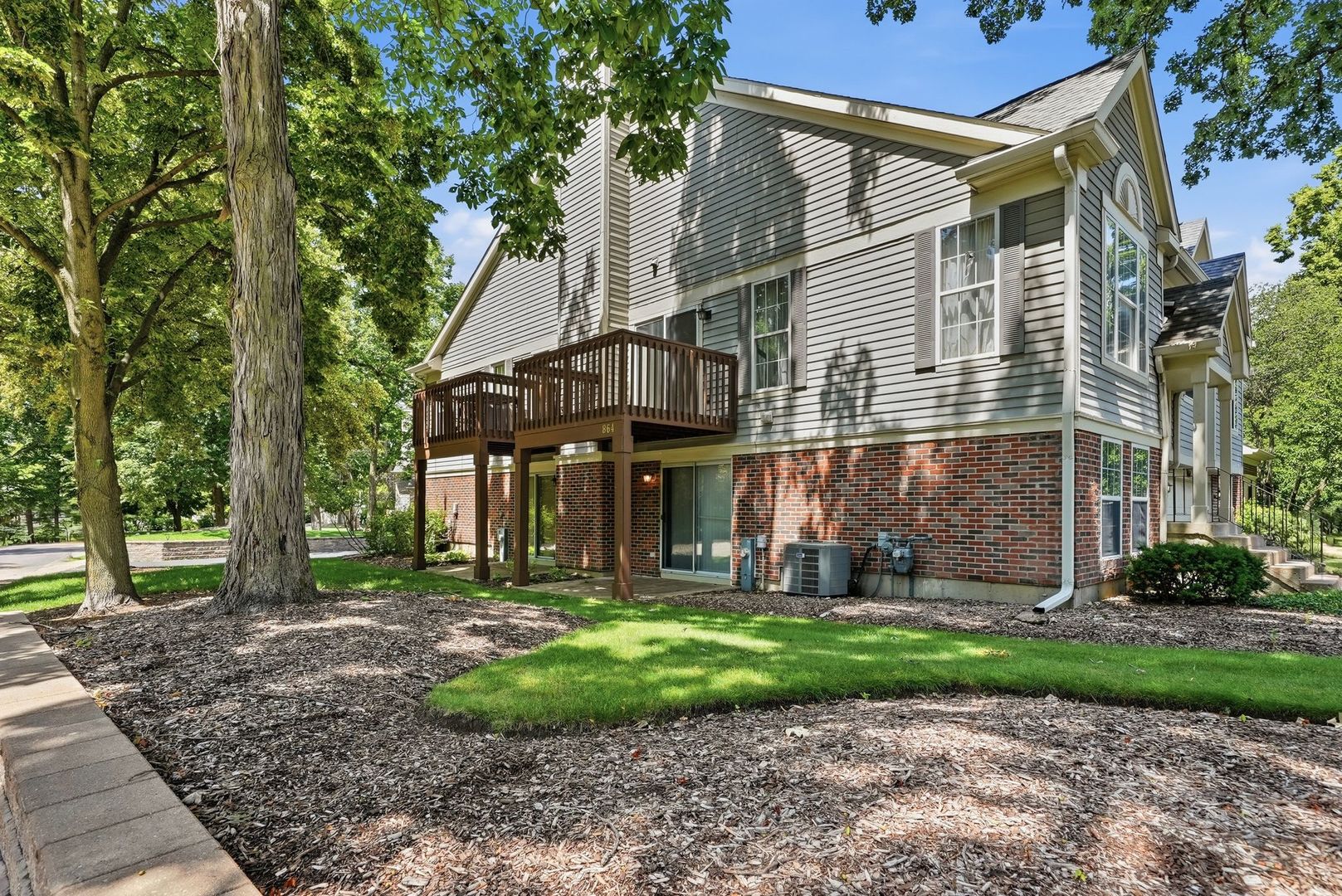 2nd image of 864 N Shady Oaks Dr, Elgin, IL 60120