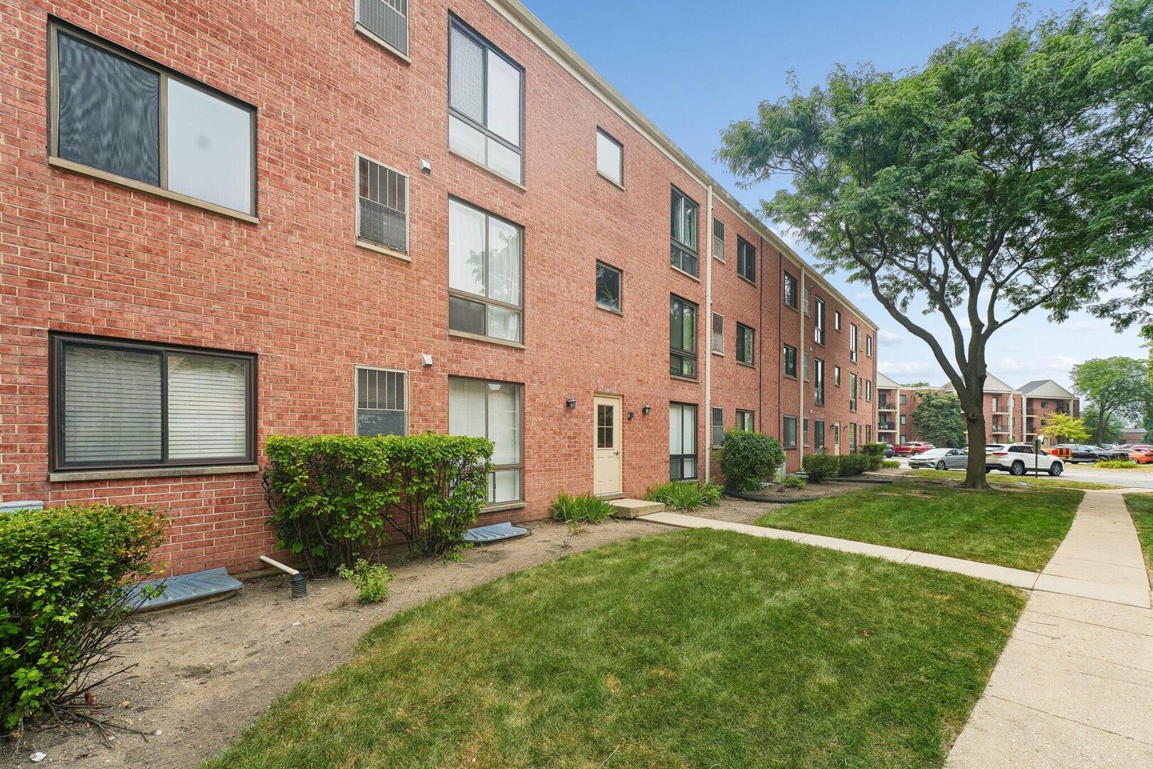 2nd image of 5401 S Chateau Dr, Rolling Meadows, IL 60008