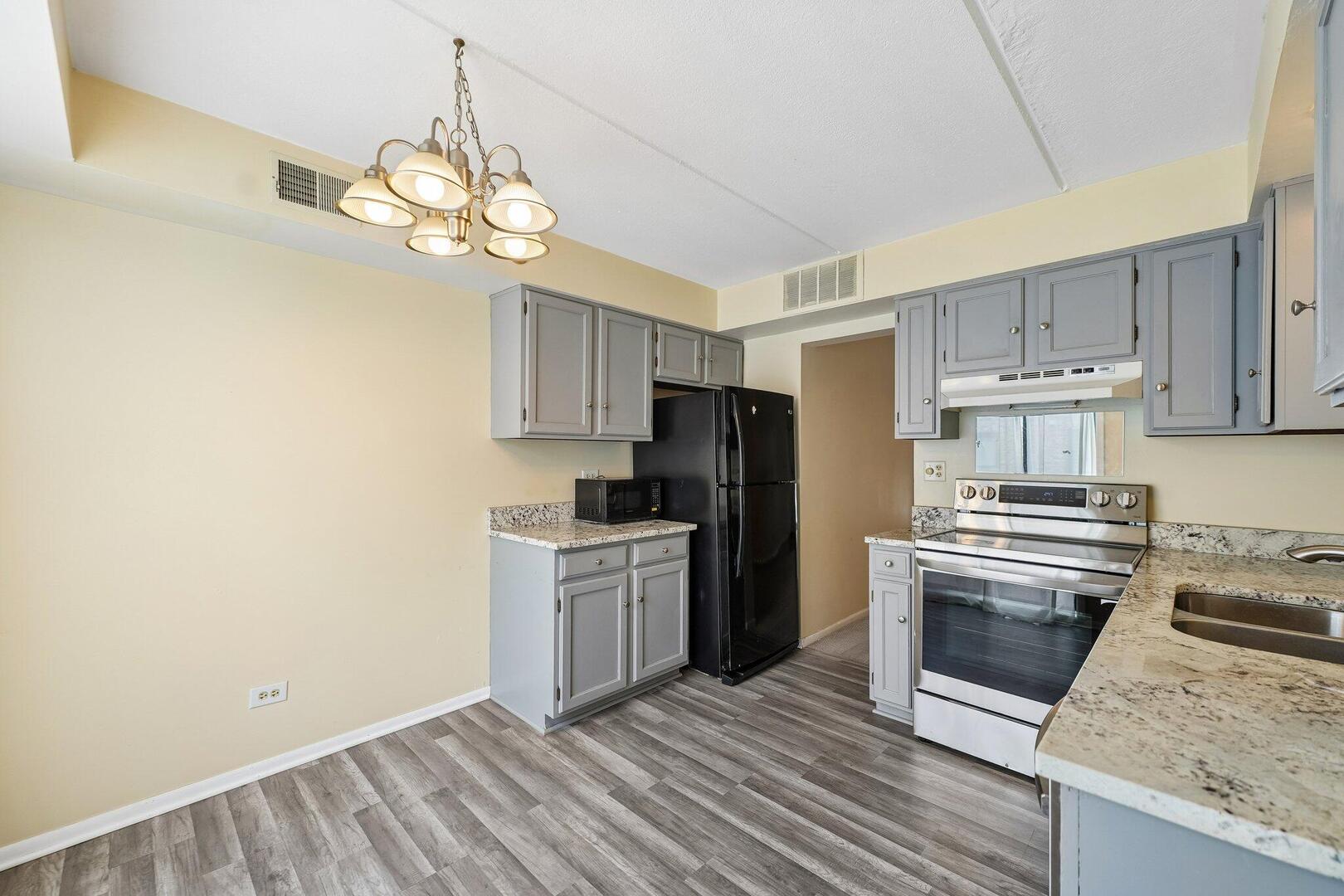 4th image of 5401 S Chateau Dr #4, Rolling Meadows, IL 60008 | MLS# 12718806