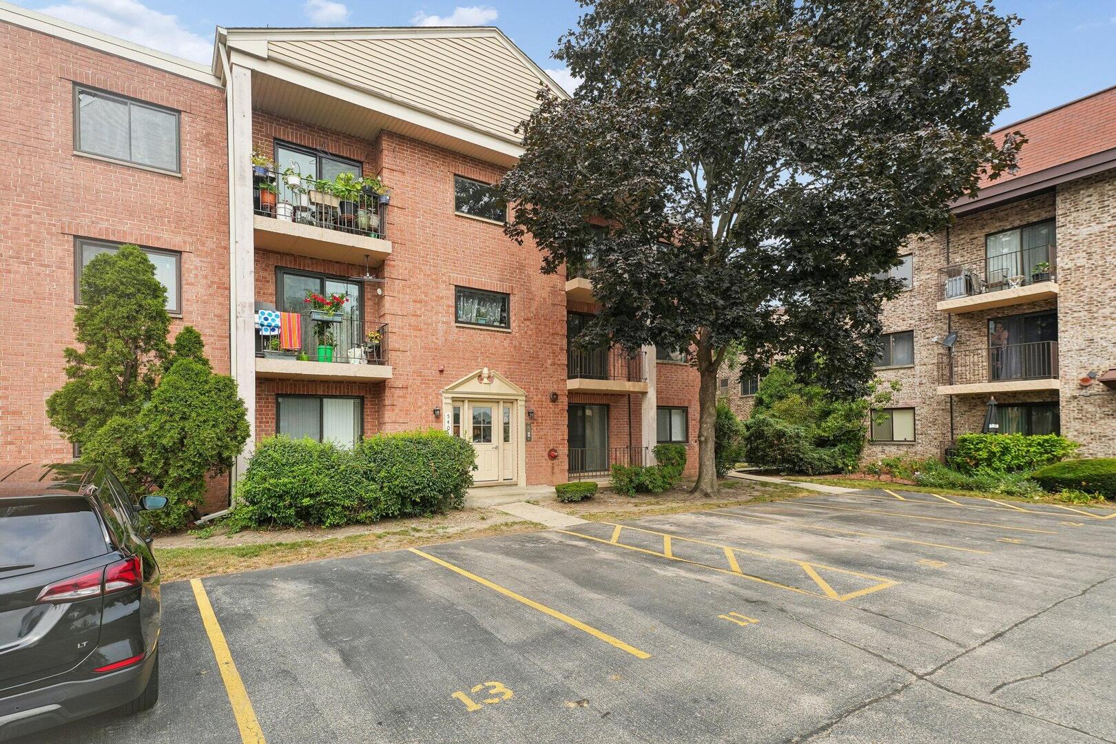2nd image of 5401 S Chateau Dr #4, Rolling Meadows, IL 60008 | MLS# 12718806