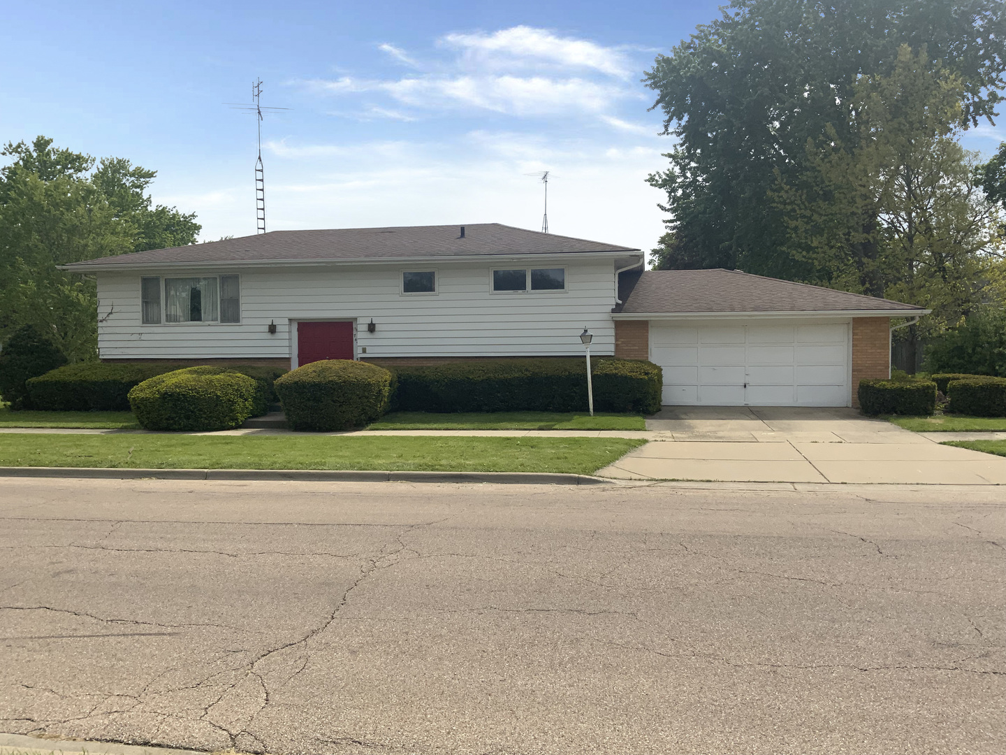 3rd image of 747 Palace St, Aurora, IL 60506 | MLS# 12718847