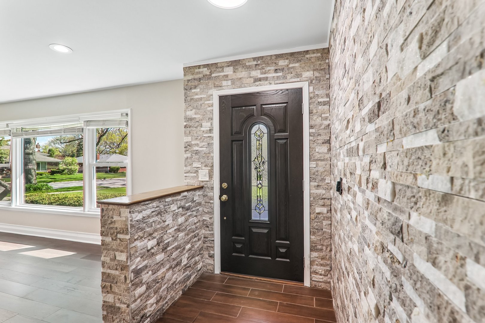 2nd image of 807 E Golfview Dr, Mount Prospect, IL 60056 | MLS# 12718941