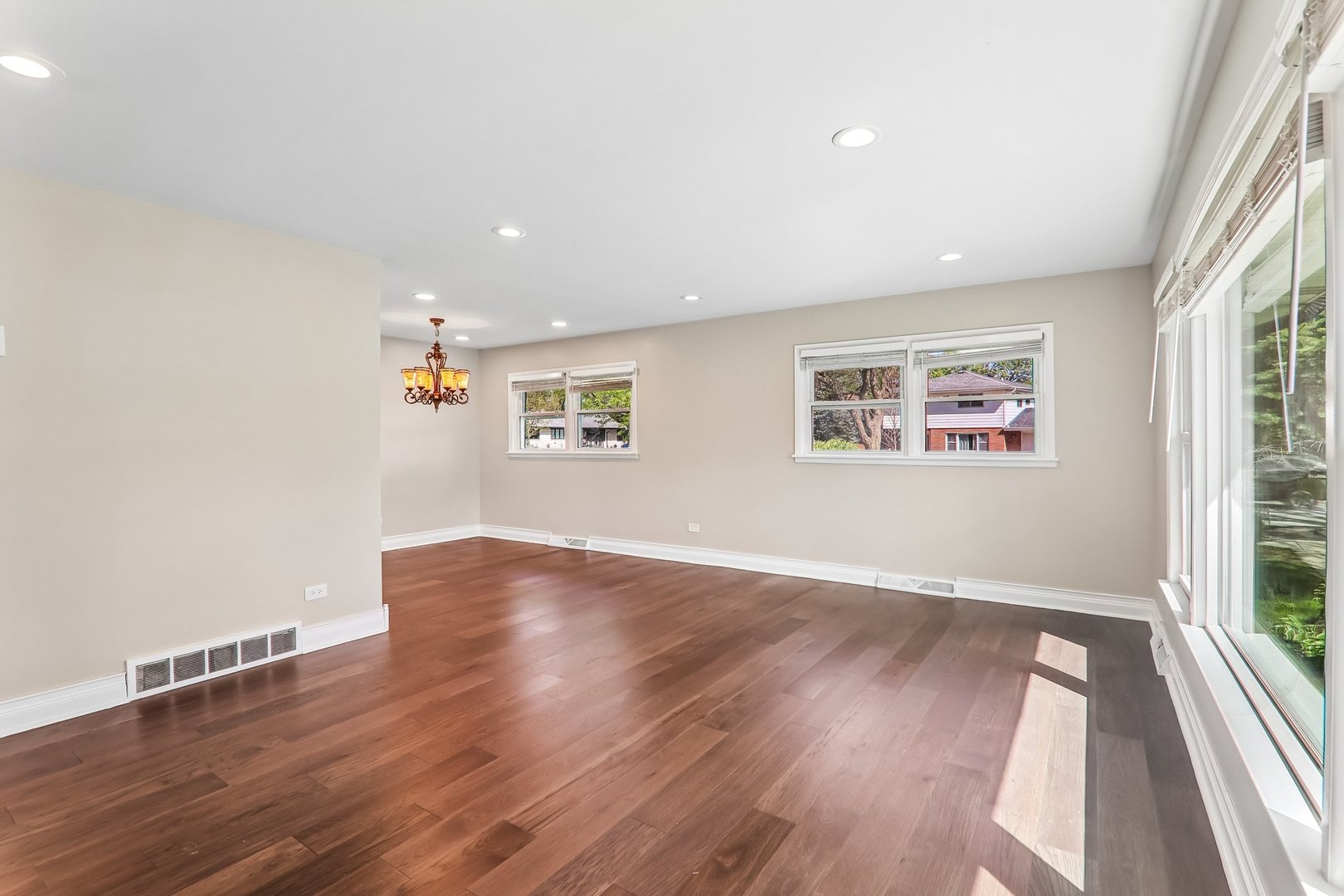 5th image of 807 E Golfview Dr, Mount Prospect, IL 60056 | MLS# 12718941