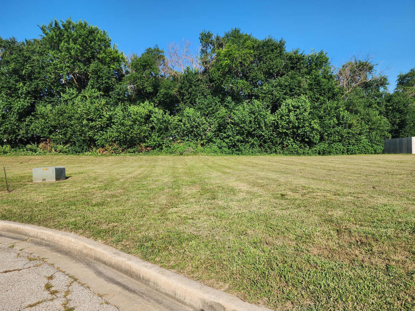 2nd image of 8 Lone Oak Ct, Bloomington, IL 61705 | MLS# 12719043