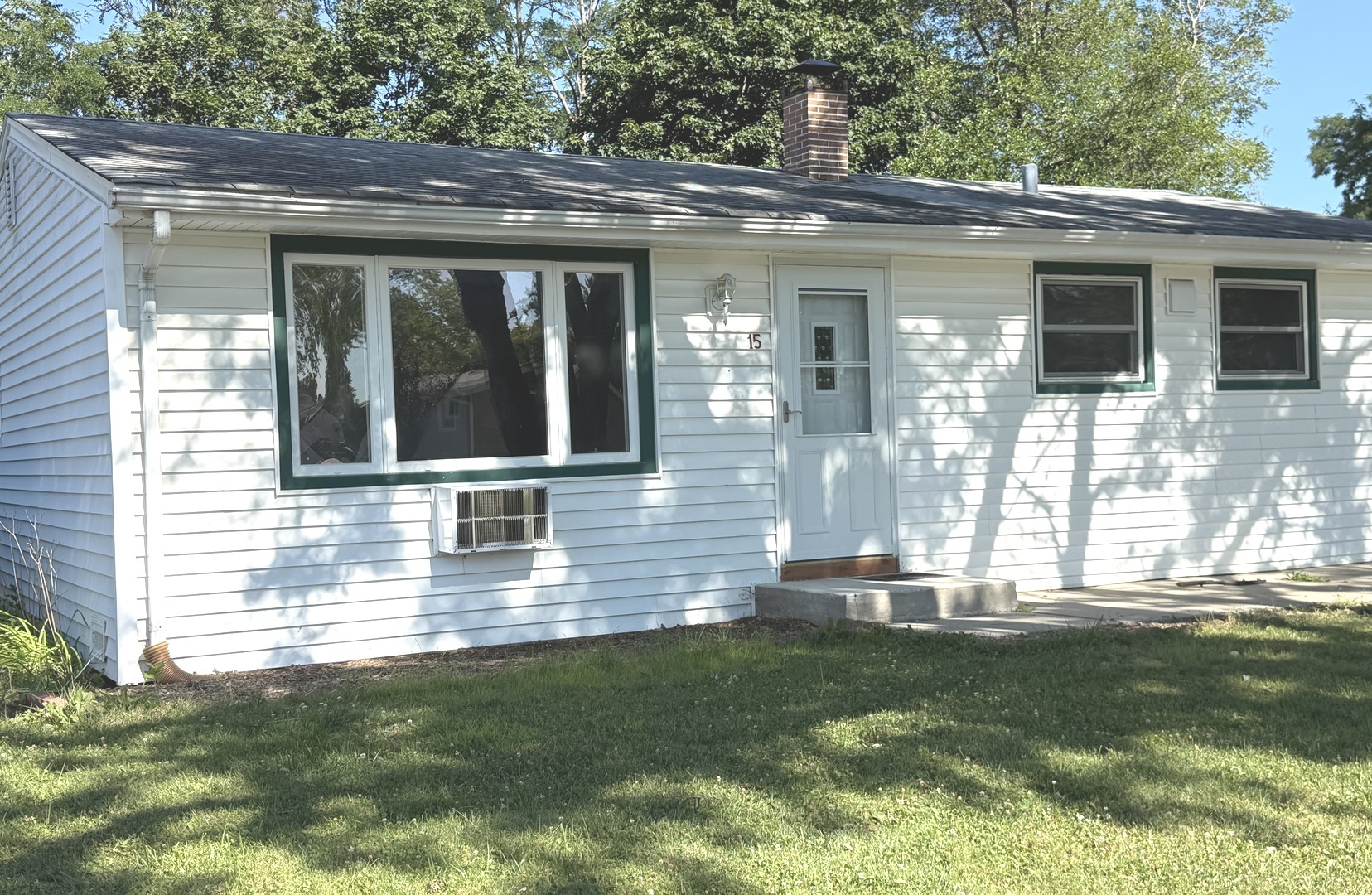 3rd image of 15 Alameda Dr, Carpentersville, IL 60110 | MLS# 12719053