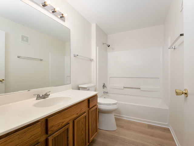 2nd image of 1309 Silverstone Dr, Carpentersville, IL 60110