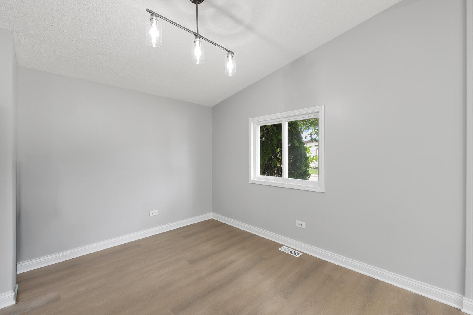 5th image of 1139 W Barry Ln, Sauk Village, IL 60411 | MLS# 12719244