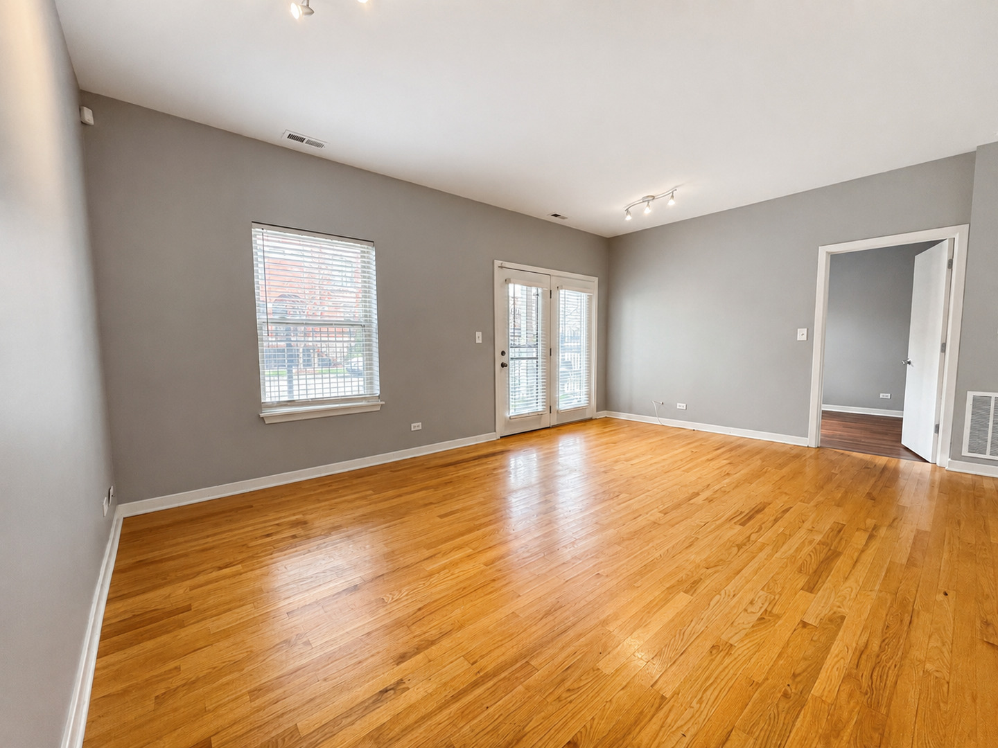 3rd image of 803 E 41St St, Chicago, IL 60653