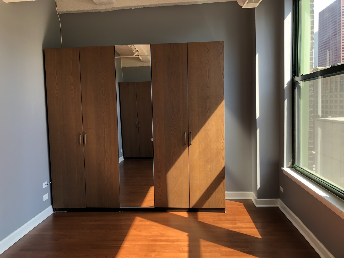 3rd image of 633 S Plymouth Ct, Chicago, IL 60605