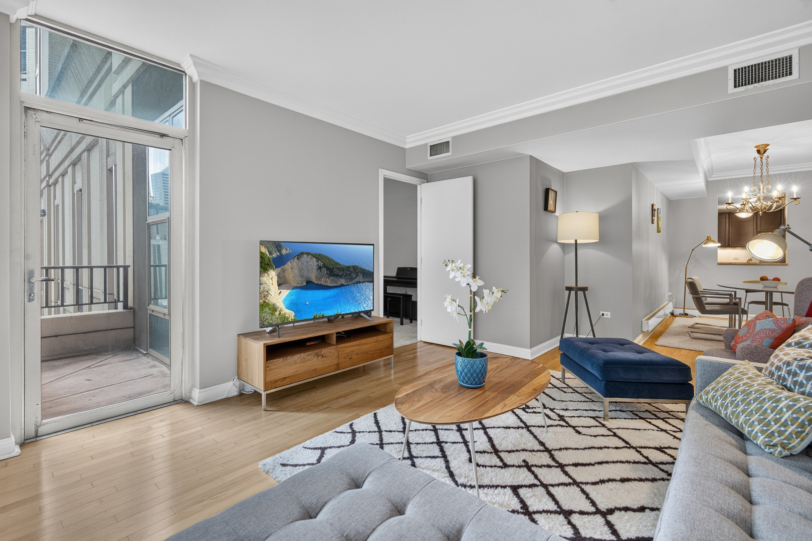 3rd image of 25 E Superior St, Chicago, IL 60611