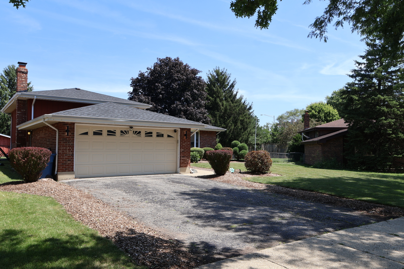 2nd image of 510 W Millns Ct, Addison, IL 60101 | MLS# 12720387