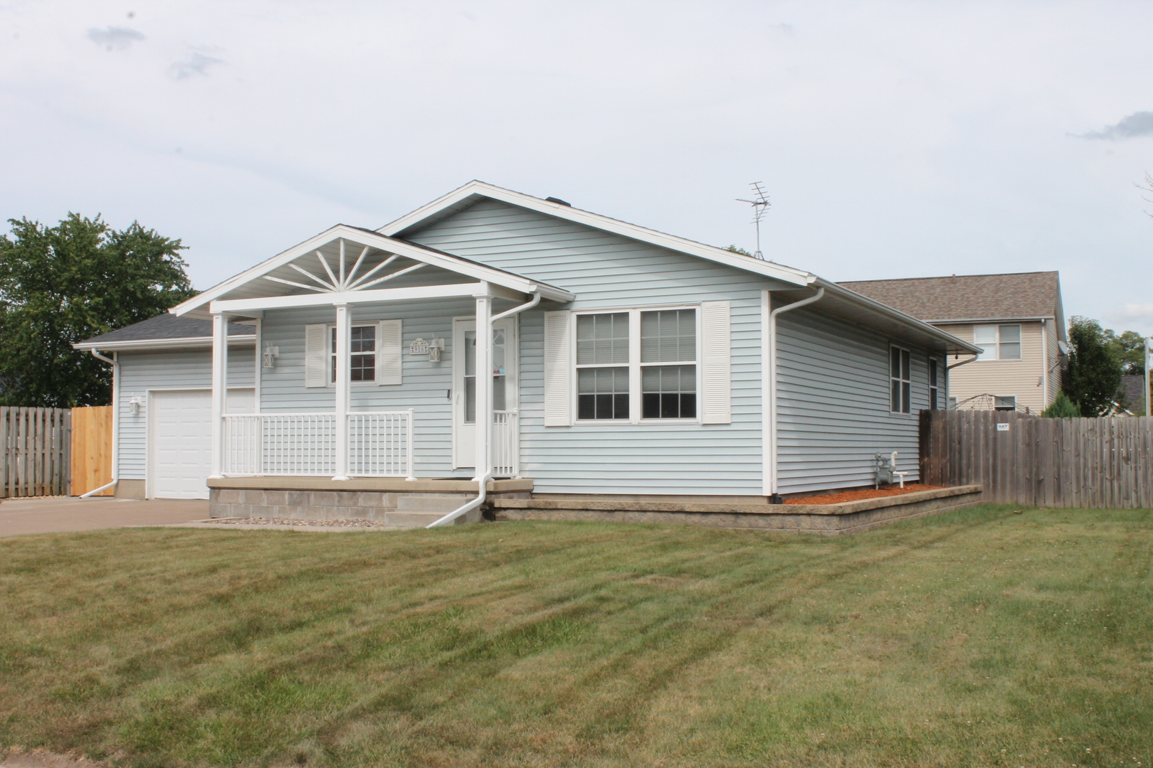 2nd image of 916 Birchwood Dr, Colona, IL 61241 | MLS# 12720577