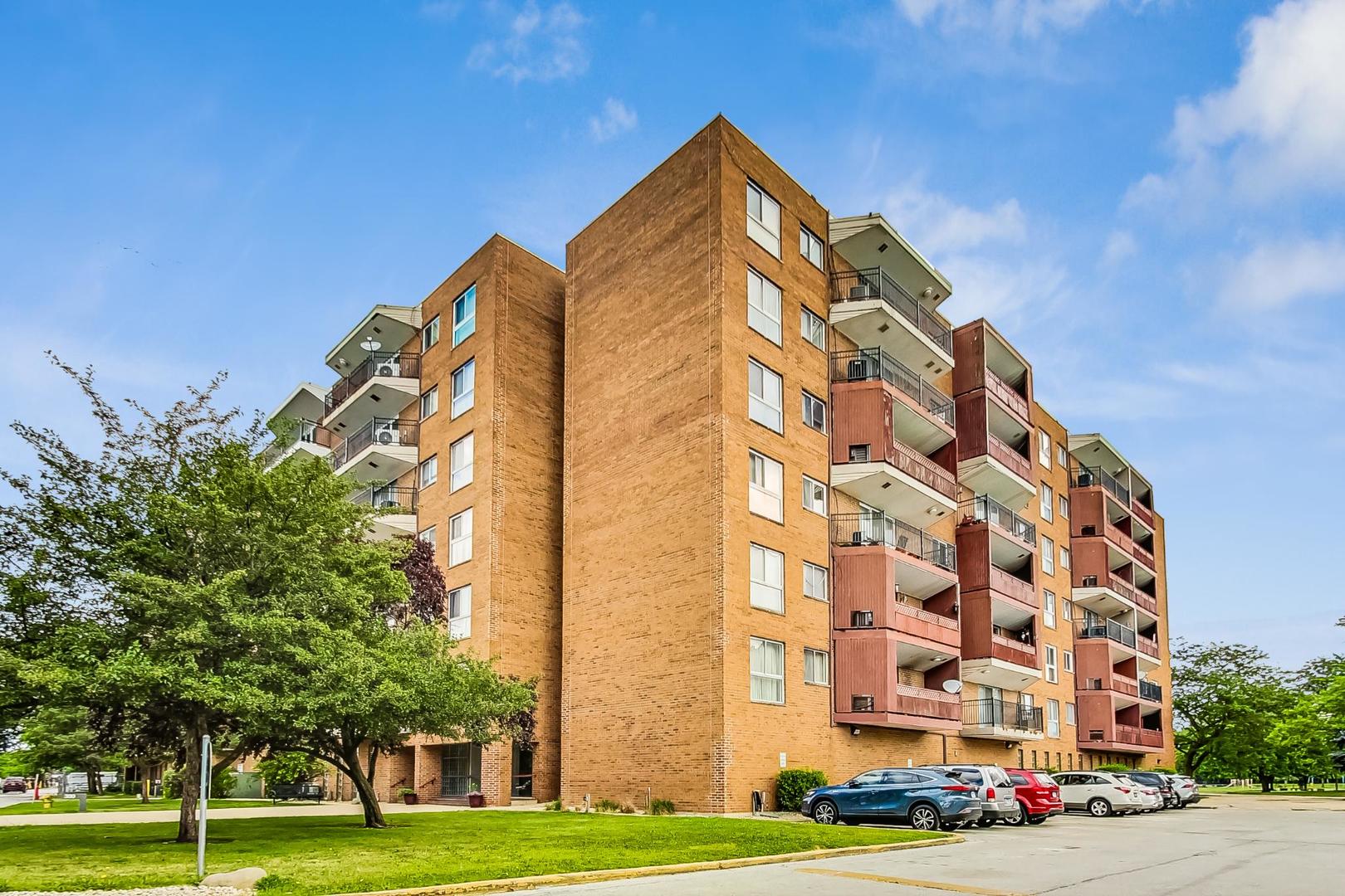 2nd image of 300 Park Ave, Calumet, IL 60409