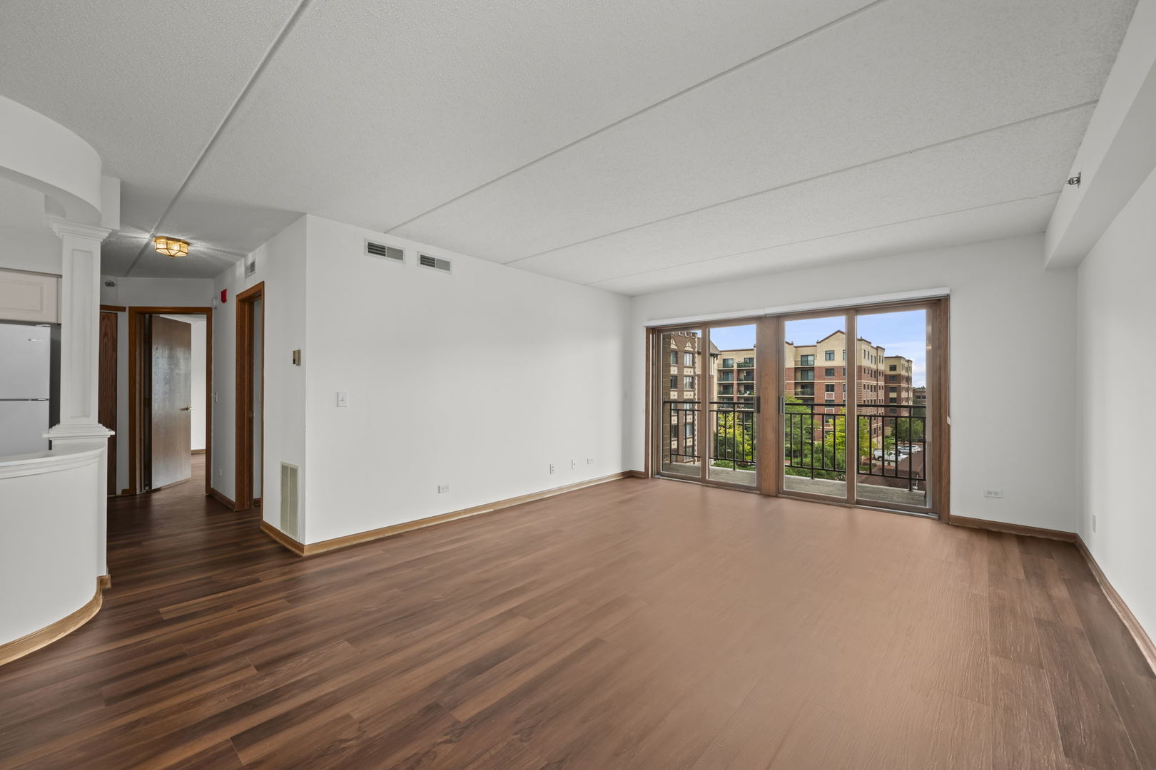4th image of 15 S Pine St, Mount Prospect, IL 60056