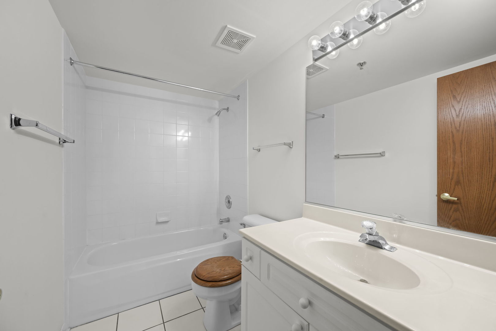 2nd image of 15 S Pine St, Mount Prospect, IL 60056