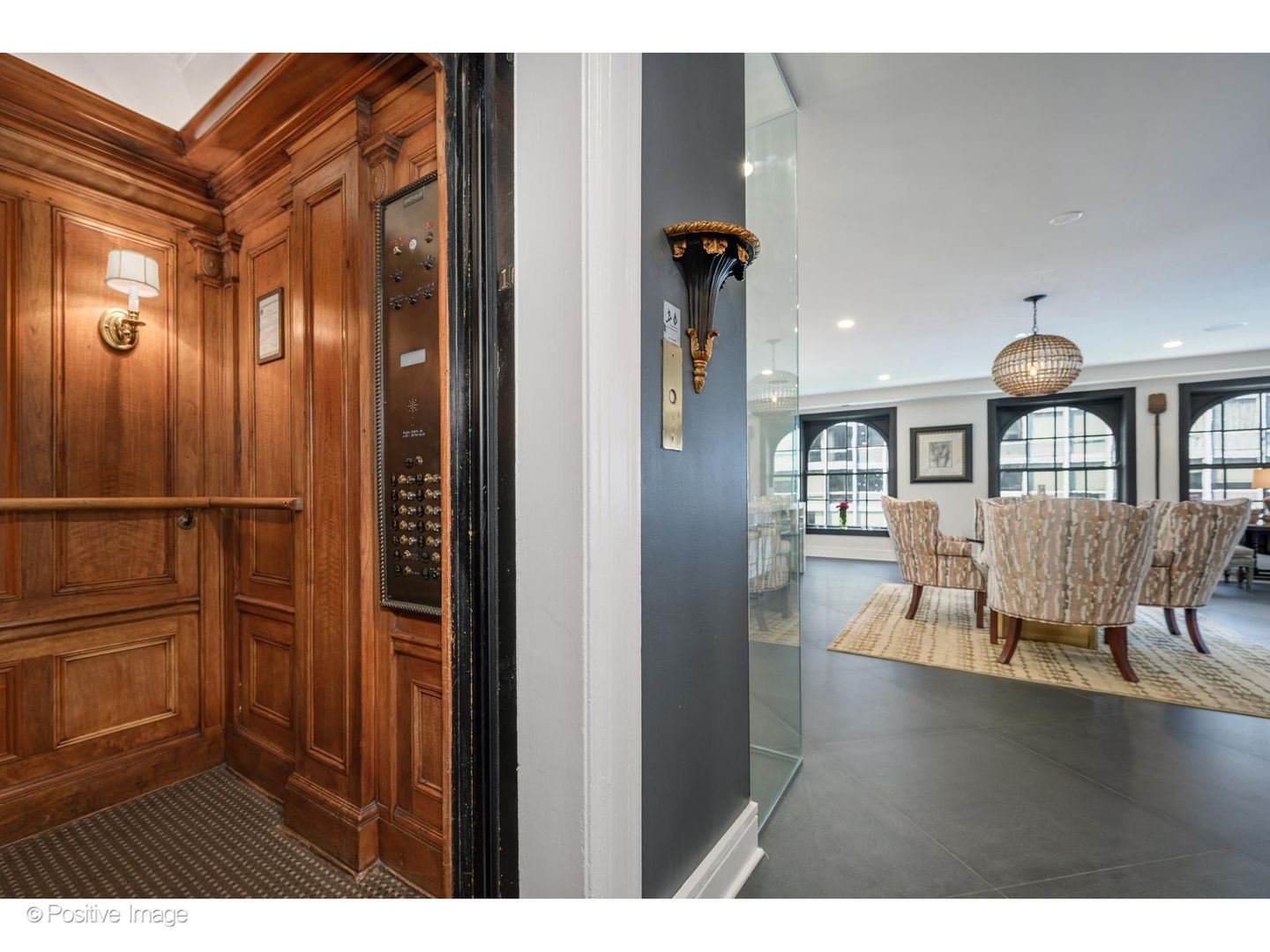 2nd image of 257 E Delaware Pl, Chicago, IL 60611