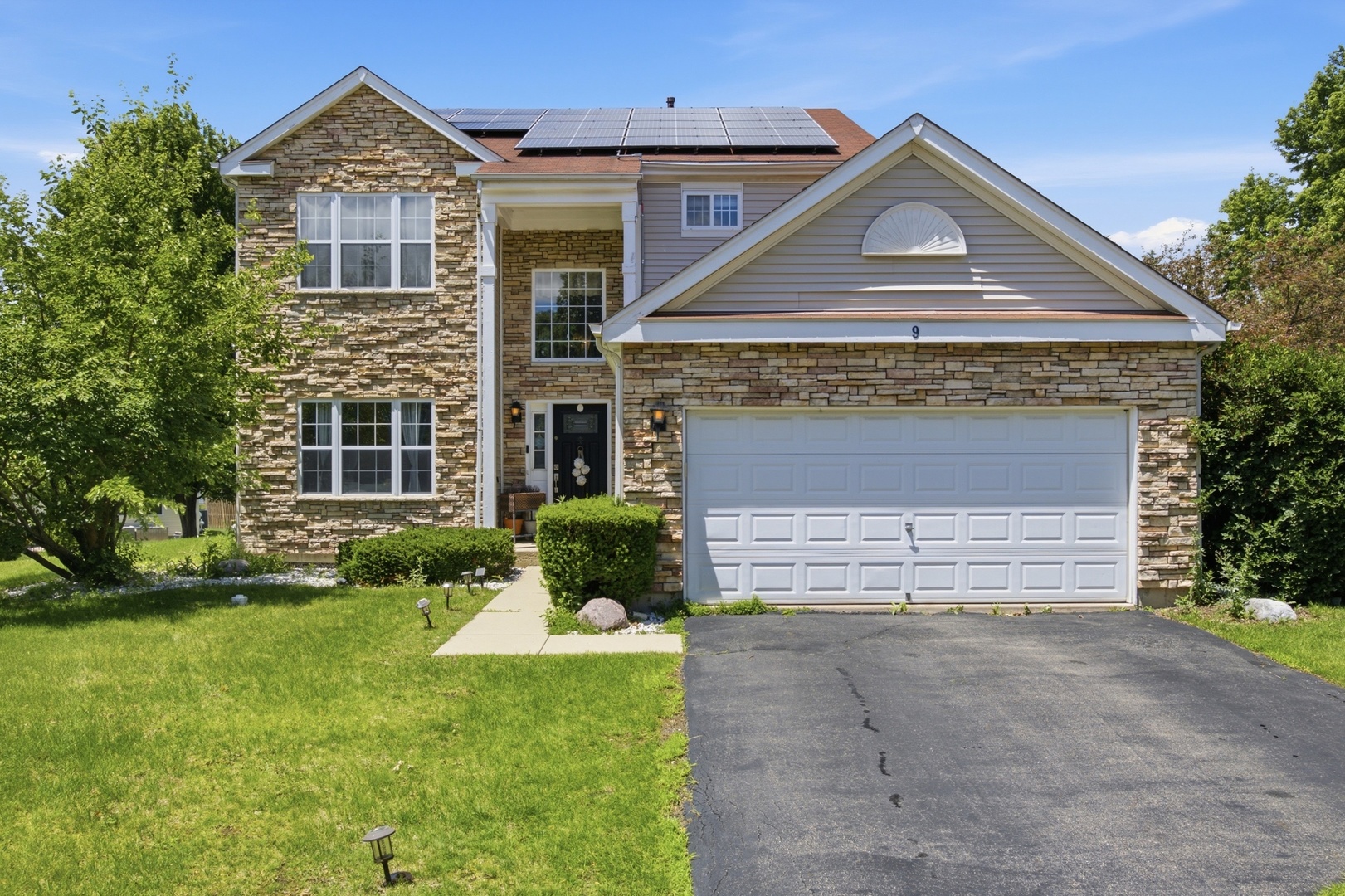 2nd image of 9 Tenneyson Ct, Lake In The Hills, IL 60156 | MLS# 12720957