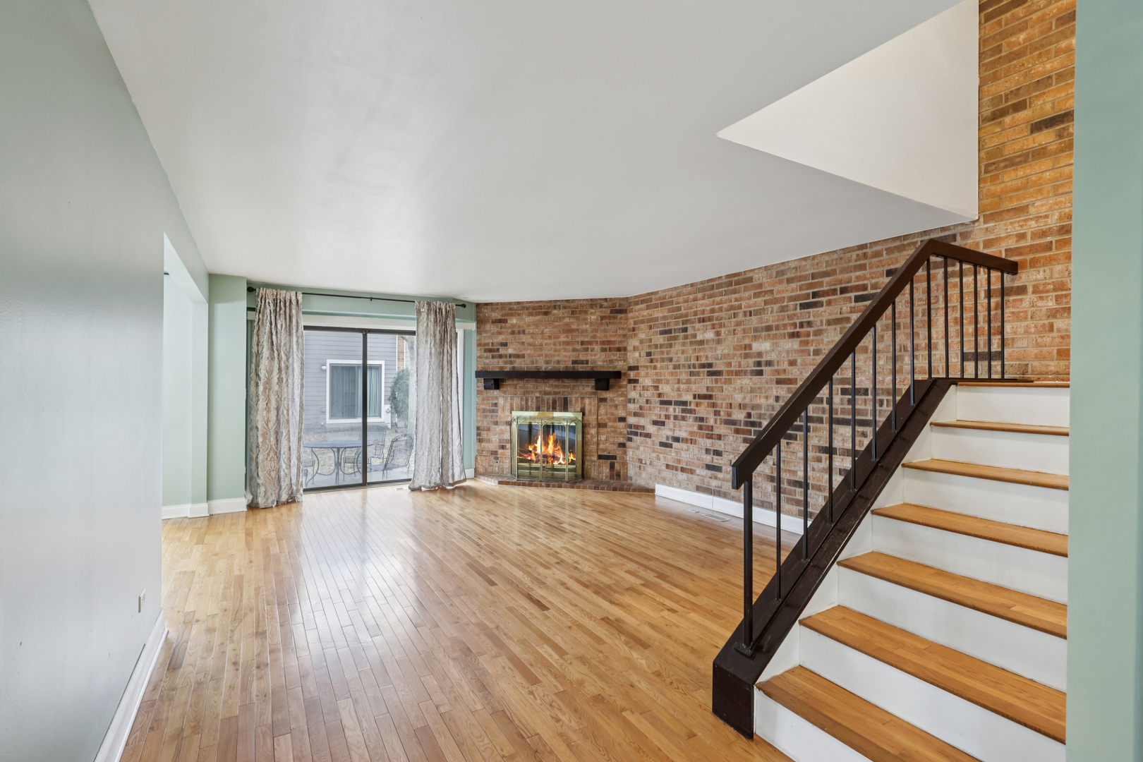 3rd image of 105 W Dover Dr, Mount Prospect, IL 60056 | MLS# 12722025
