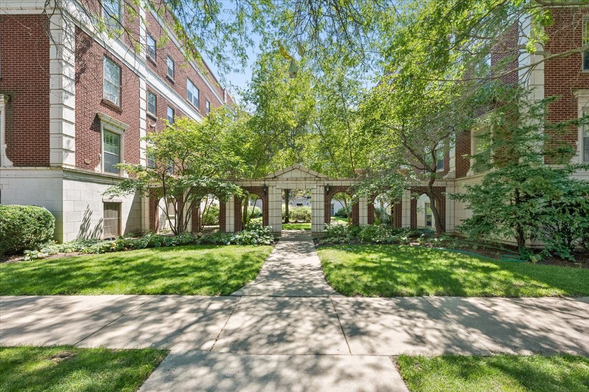 2nd image of 486 Sheridan Rd #2, Evanston, IL 60202 | MLS# 12722043