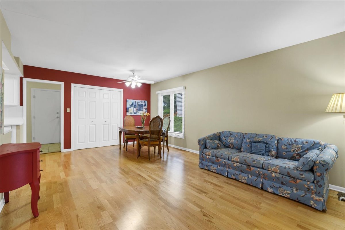 4th image of 1525 Mayfield Ln, Hoffman Estates, IL 60169 | MLS# 12722125