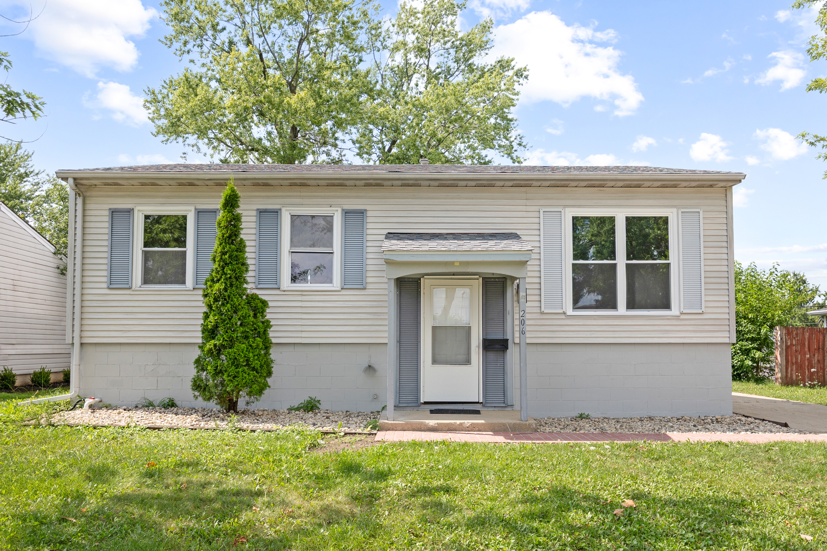 2nd image of 206 Ridge Cir, Streamwood, IL 60107 | MLS# 12722681
